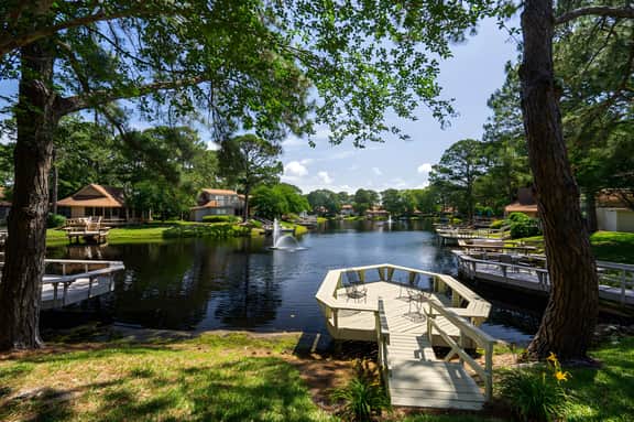 Castaway Cottage- Lakefront & golf cart included!